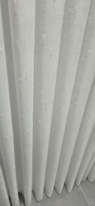 Ağ rəngdə olan bu pərdə, otağınıza zərif və təmiz bir görünüş bəxş