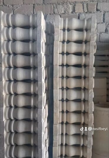 балясины из камня: Ağ rəngli, müxtəlif formalı və ölçülü dəmir-beton sütunlar. Bu — 33