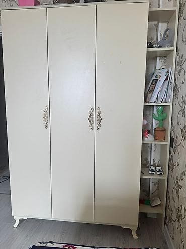 açarlı dolab: İşlənmiş, 3 qapılı, Bej, Açılan, Düz dolab — 2