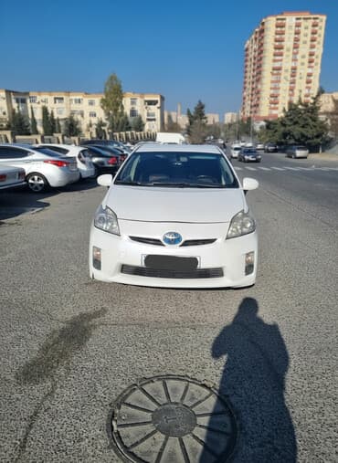 arx cəkən: Toyota Prius: 1.8 l | Hetçbek — 1