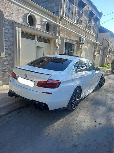 maşın nol altı: BMW 5 Series sedan (F10) – ağ rəng, M‑paket üslublu eksteryer. masin — 2
