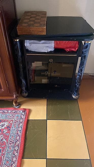 parca skaflar: - Qara rəngli TV/stend dolabı: üstü düzbucaqlı, küncləri yumru — 1