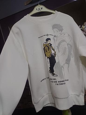 Ağ rəngli unisex svitşot. Ön hissəsində anime üslubunda oğlan obrazı