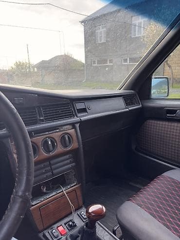 volkswagen tiguan ii: Mercedes-Benz 190 (W201) sedan - Kuzov: 4 qapılı sedan, qara rəngdə — 7