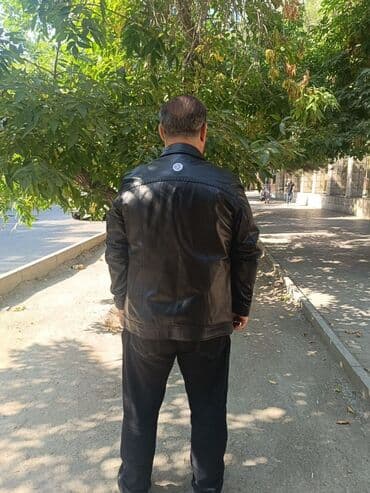 kişi ucun klassik qara kostyum: Kişilər üçün qara dəri gödəkçə - Material: parlaq qara dəri (vizual — 1