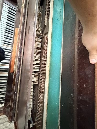 Klavişli alətlər: “Фантазия” (fantaziya) sovet pianino satılır. Bütün klavişlər işləyir — 5