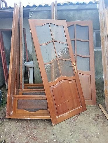 Şüşəli taxta qapılar satılır, 5 ədəddir. 2.30 hündürlüyü 85 cm