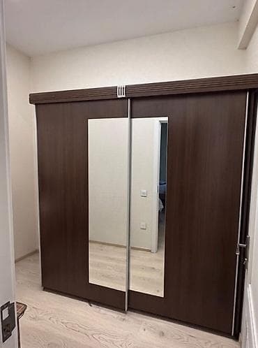 Geniş həcmli sürgülü qapılı qarderob - Material: ağac fakturalı