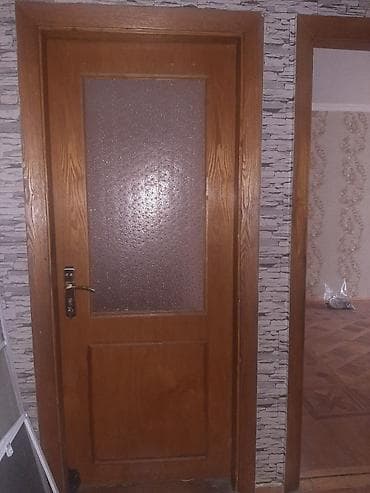 yazda qapi: 5 ədəd qapı və 2 ədəd pəncərə. Əsl taxtadan hazırlanıb. Şüşələri və — 4