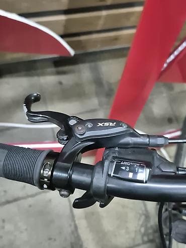 oyun disk: Şəhər/trek tipli velosiped – 28” təkərlər, ön amortizatorlu — 2