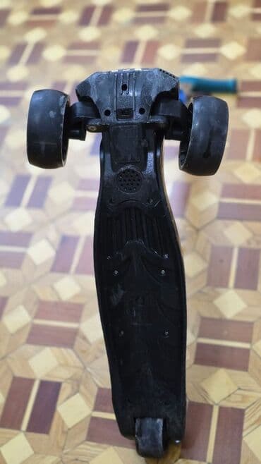 moped qiymətləri: Uşaq skuterı – 3 təkərli, mavi-qara. Yaxşı vəziyyətdədir. Təkərlərdə — 7