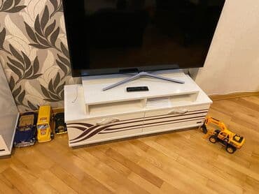 işlenmiş şkaf: İşlənmiş, Düz TV altlığı, Polkalı — 1