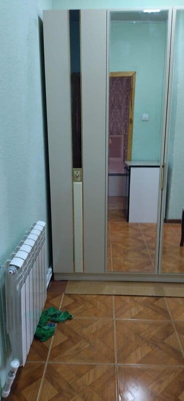 шкаф купе угловой в спальню: 3 qapılı güzgülü şkaf - Rəng: krem/bej tonları, dekorativ qızılı — 3