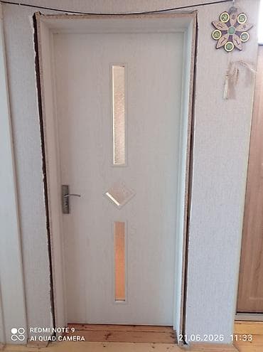 Ağ rəngdə iç qapı – şüşəli dizayn - Material: MDF/Laminate səthli ağ