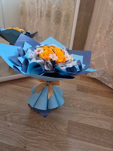 Mavi tonlarda dekorativ buket - Kompozisiya: parlaq sarı qızılgül