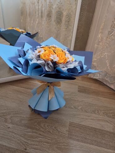 gul rəfi: Mavi tonlarda dekorativ buket - Kompozisiya: parlaq sarı qızılgül — 1