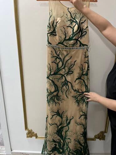 Zərif axşam/gecə paltarı - Rəng: bej əsas fonda tünd yaşıl naxışlar -