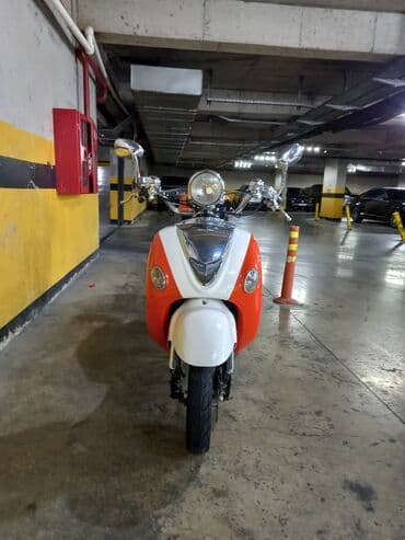 Motonəqliyyatın icarəsi: Retro üslublu skuter - Rəng: narıncı/ağ ikirəngli kuzov, xrom — 1