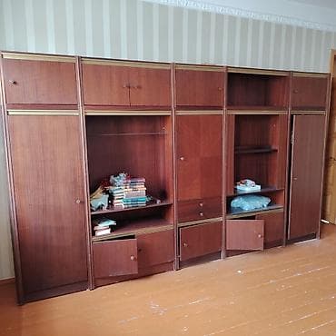 Sovet dövrü üslubunda iri divar dolabı–sektion. Xüsusiyyətlər: - — 2