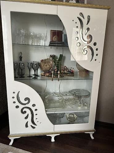 Şüşəli dolab vitrini