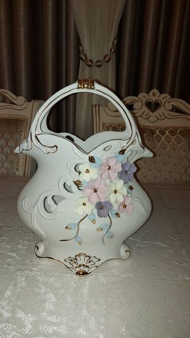 konfet qabi: Yeni ile xanimlara zovq oxsayan gozel hediyye ola biler .Farfor — 1