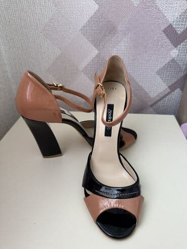 женские джинсовые босоножки: Qadın sandaleti – iki rəngli, qara və şaftalı tonlarında laklı dəri — 1