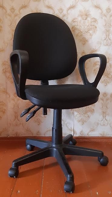 stul plastik: Ofis kreslosu – qara rəng - Korpus: plastik baza və 5 təkərli ulduz — 2