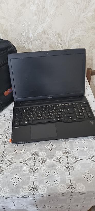 Noutbook Fujitsu isleyek vezyetde az istifade olunub adaptor ve