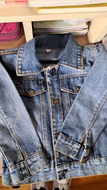 Uşaq üçün denim cins gödəkçə, qolunda bir düyməsi qopub - Ölçü: 110