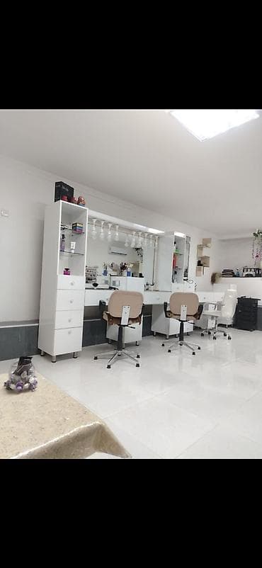 *SALON GÜZGÜSU* Qiymət *300 AZN* kreslosuz satılır ünvan Sumqayıt