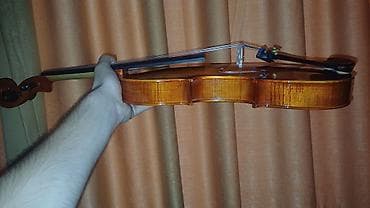 gitara sim: Əl işi səviyyəsində, 4/4 ölçüdə skripka. Alət tam işlək vəziyyətdədir — 3