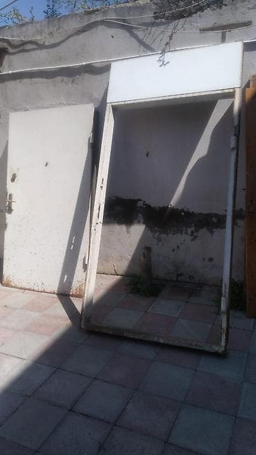 Metal qapı dəsti - Material: qalın metal təbəqədən hazırlanmış qapı