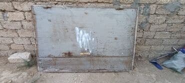 входные двери в баку: Metal qapı. Boz rəngdədir və səthi kobud teksturalıdır. Üst hissəsində — 1