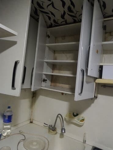 metbex mebli: Taxtadan hazırlanmış, yuxarı hissəsində qapıları şüşəli olan mətbəx — 5