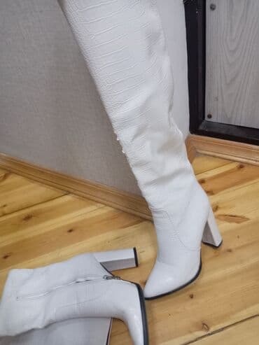 qadın sapaşkileri: Ağ rəngli qadın çəkməsi – dizə qədər, kərəkimi (krokodil) teksturalı — 2