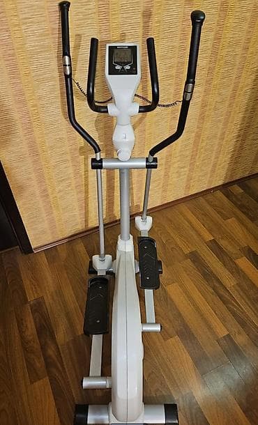 Kettler firmasının elliptik trenajoru. Üzərində məlumat ekranı var