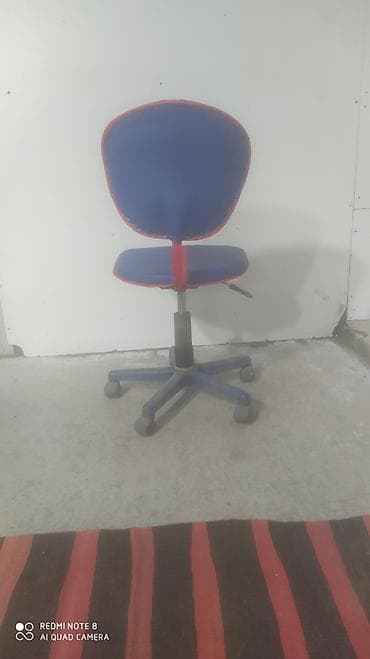 Məhsul: Təkərlı ofis/kompüter stulu - Rəng: Göy, qırmızı vurğularla -