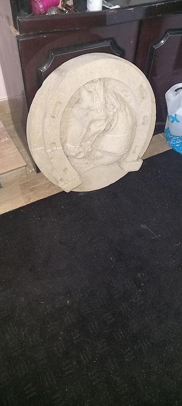 parca bez: Dekorativ relyef panel – at başı təsviri - Material: qumdaşına bənzər — 2