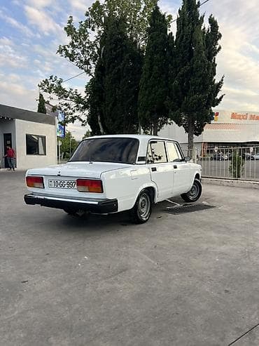 vaz 2101: VAZ 2107 sedan – ağ rəngli, klassik kuzov dizaynı ilə. Azərbaycan — 2