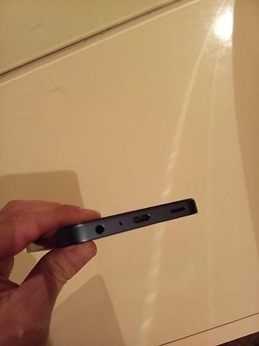 Smartfon – qara/metallik göy çərçivə, düz kənarlı dizayn. Əsas — 2