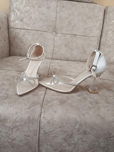 paradox azuree perfume: Zərif qadın ayaqqabısı – şəffaf vinil üstlük və ucu sivri dizayn. Ön — 2