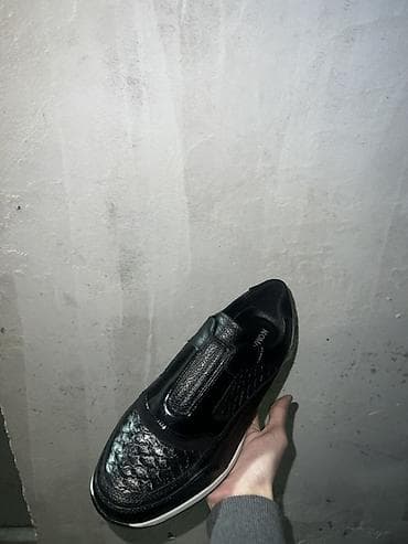 idman şort: Qara rəngli kişi klasik ayaqqabı yenidir və 43 razmer, metrolara — 2