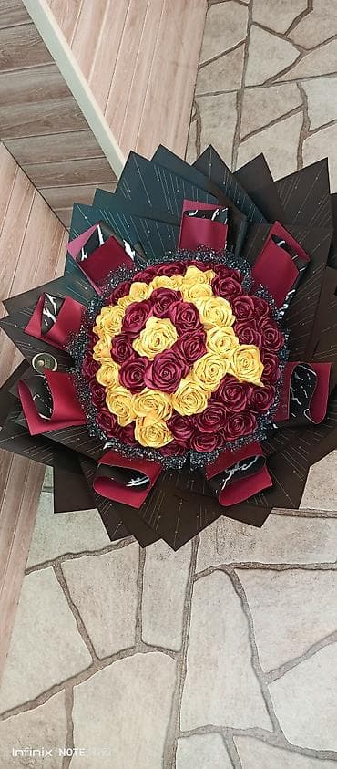 Buket güllər: Qırmızı-sarı güllərdən böyük buket əl əməyi göz nuru - Üslub — 4