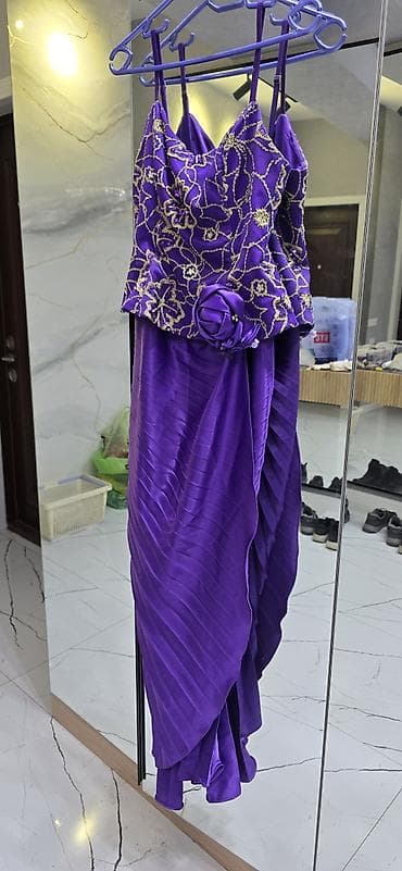 Bənövşəyi rəngdə, zərli və payetli üst hissəyə sahib ziyafət/libas. - — 8