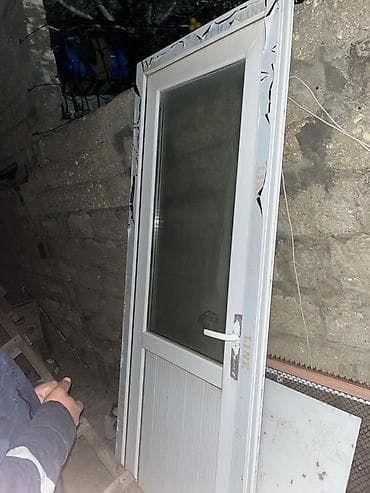 PVC qapı - Material: Ağ rəngli PVC profil - Dizayn: Üst hissə şüşəli