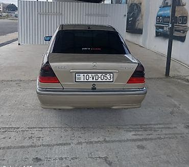 s yan guzguler: Mercedes-Benz C-Sinif sedan - Korpus: 4 qapılı sedan, qızılı/metallik — 8