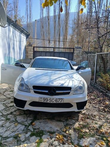 toyota corolla ölüxana: Mercedes-Benz sedan - Kuzov: ağ rəng, 4 qapı - Nömrə: 99-SC-677 (AZ) — 2