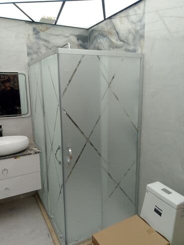hamam kabinasi: Banyoda quraşdırılmış duş kabinəsi. Mat şüşədən hazırlanmışdır və — 1
