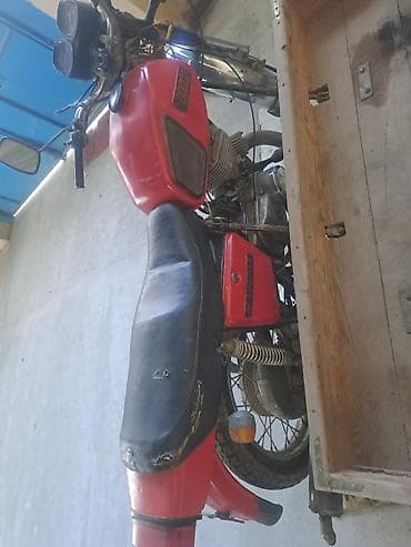 Sovet istehsalı klassik motosiklet. Qırmızı rəngli, yanlarda qara