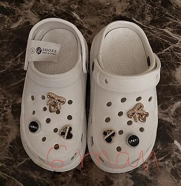 - Ağ rəngli deşikli rezin klon/kelek tipli şlaponlar. Üst hissədə — 1